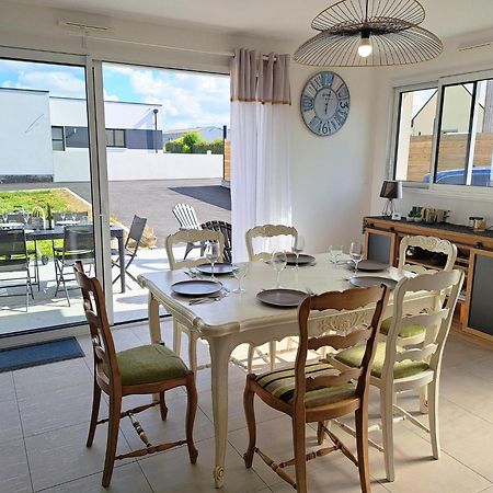 Single Storey Holiday Home In Cléder エクステリア 写真