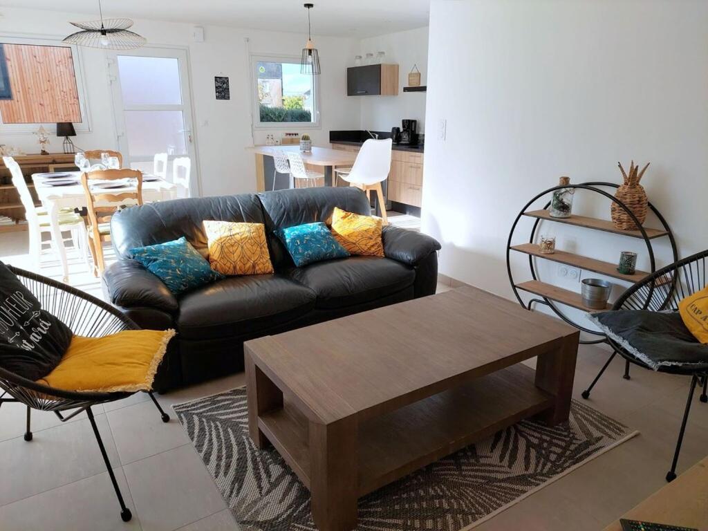 Single Storey Holiday Home In Cléder エクステリア 写真