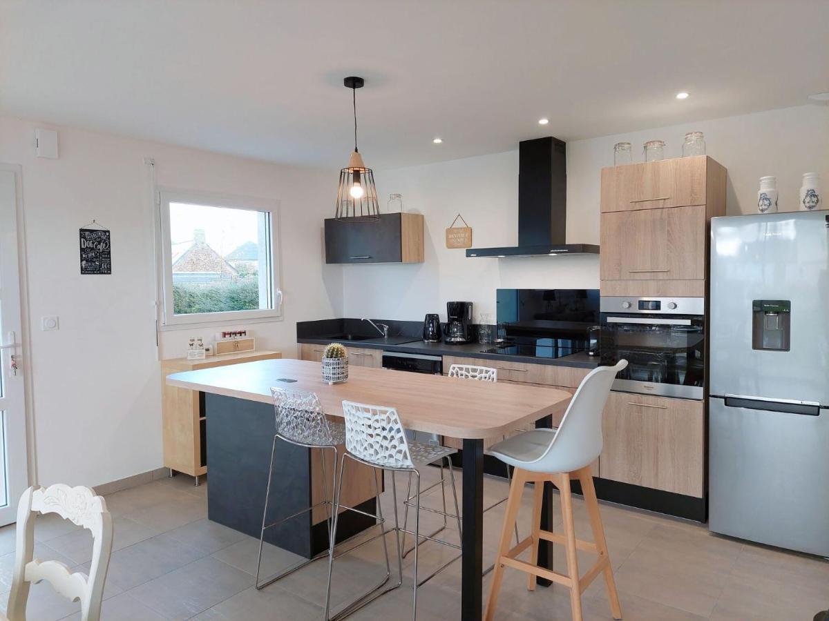 Single Storey Holiday Home In Cléder エクステリア 写真