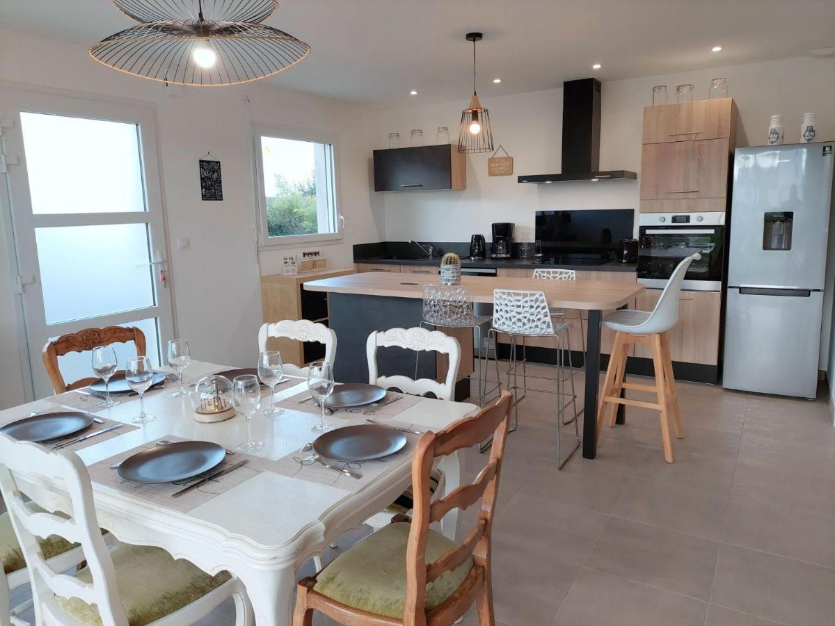 Single Storey Holiday Home In Cléder エクステリア 写真