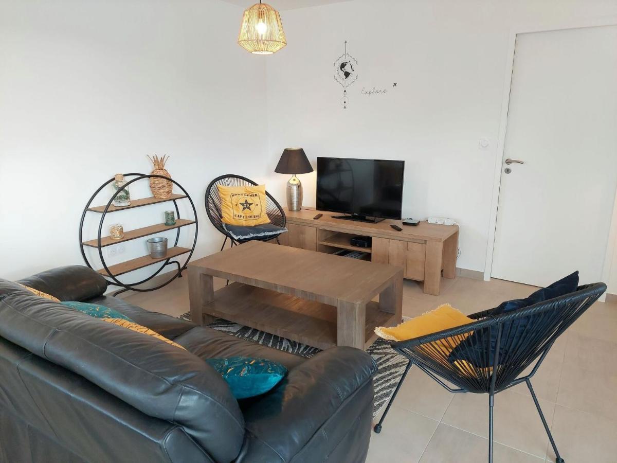 Single Storey Holiday Home In Cléder エクステリア 写真