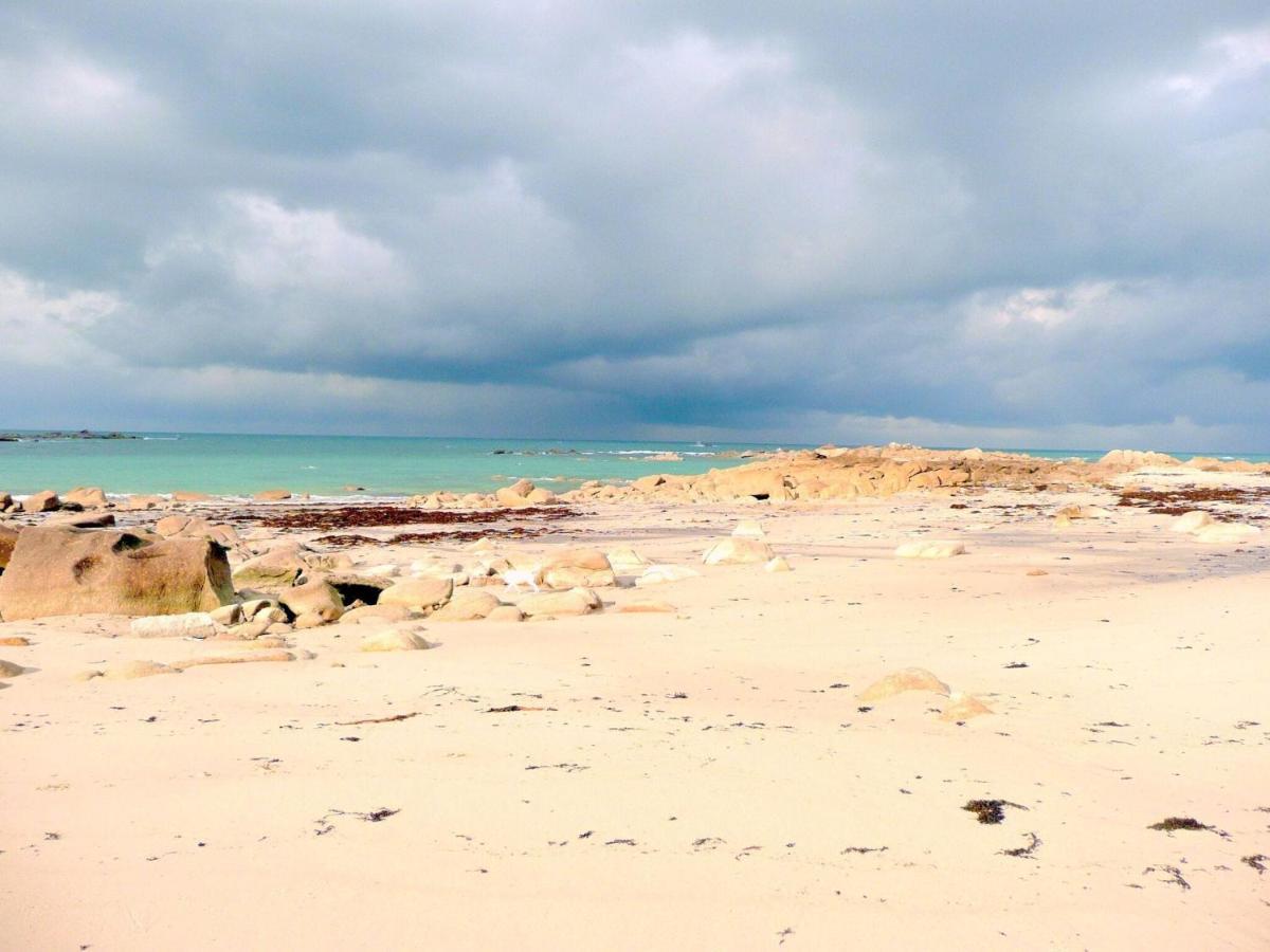 Single Storey Holiday Home In Cléder エクステリア 写真