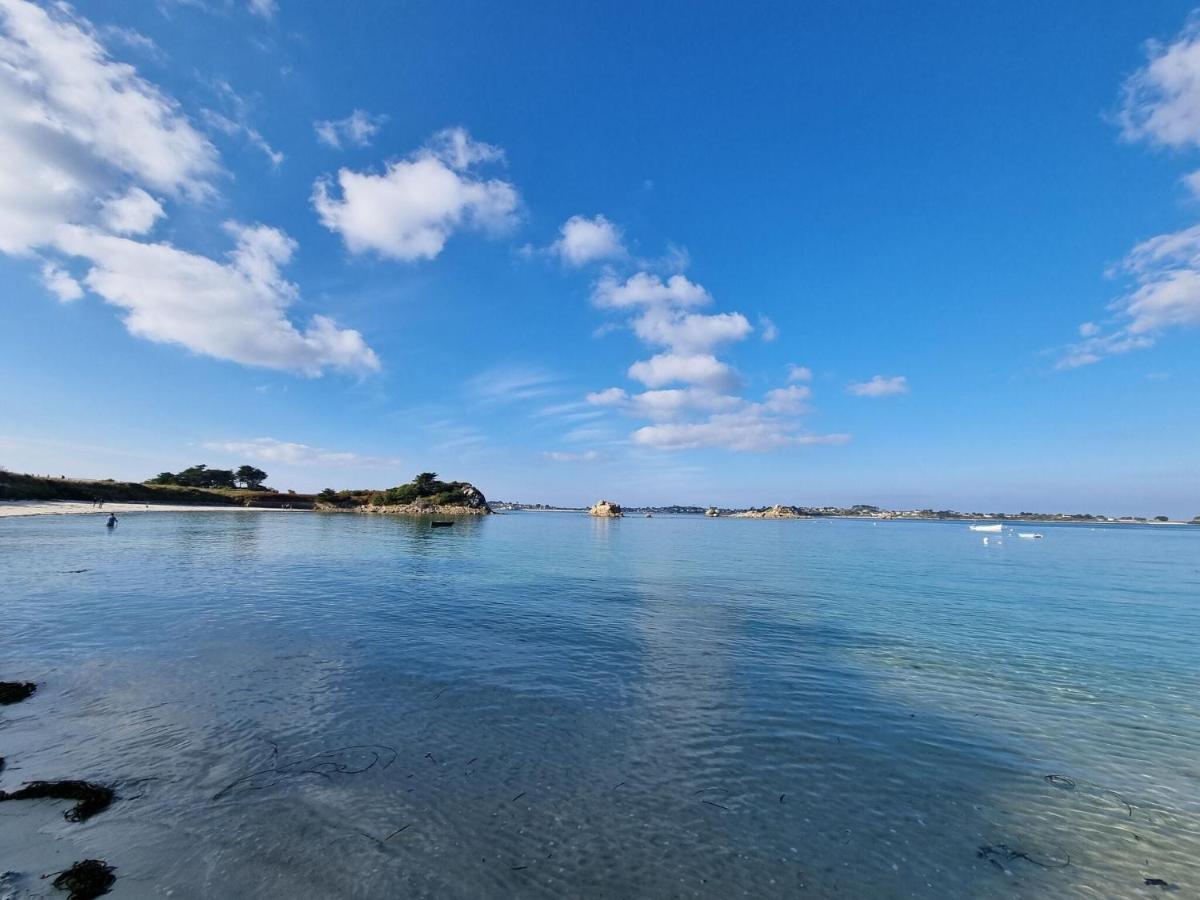 Single Storey Holiday Home In Cléder エクステリア 写真