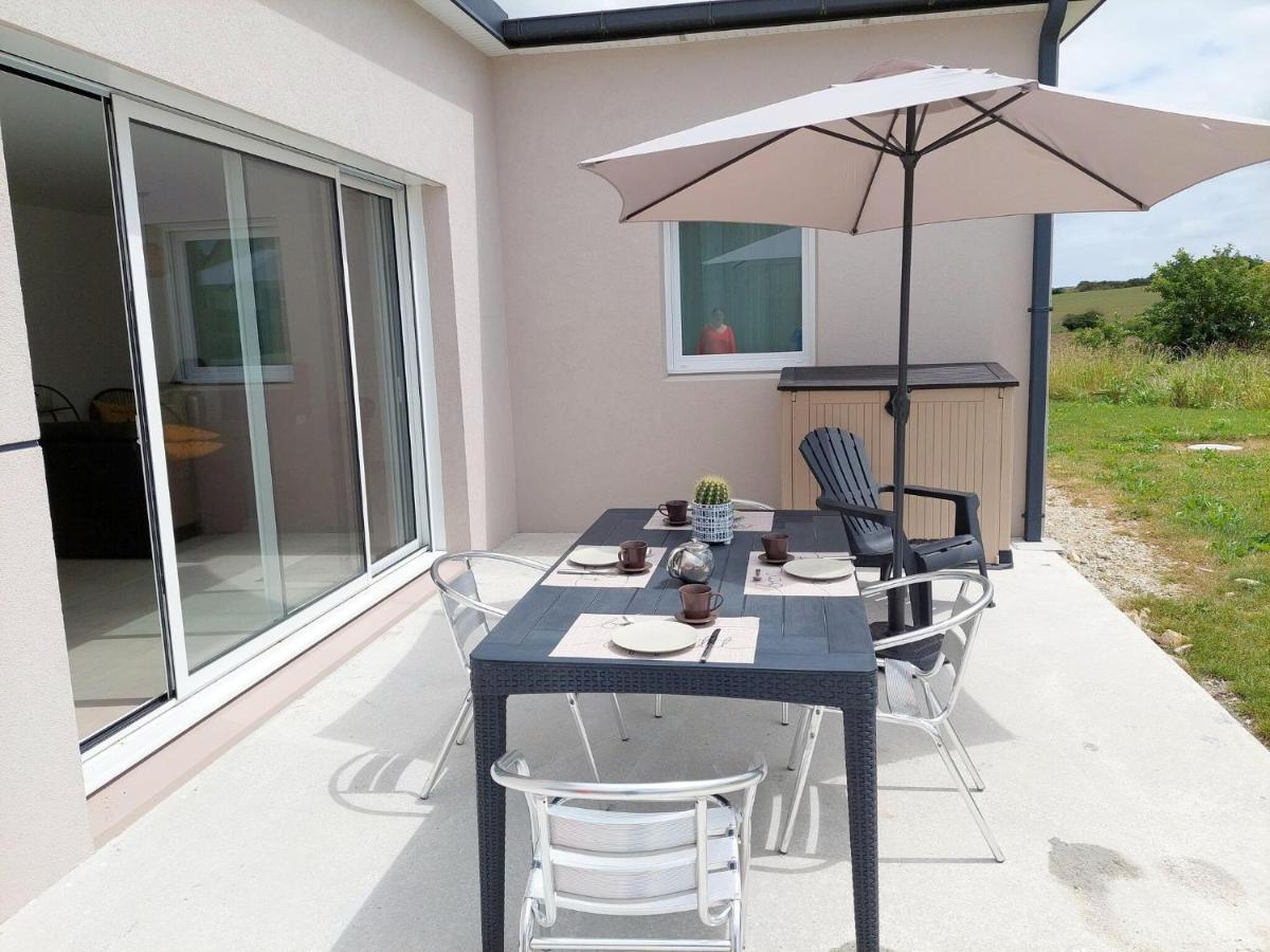 Single Storey Holiday Home In Cléder エクステリア 写真