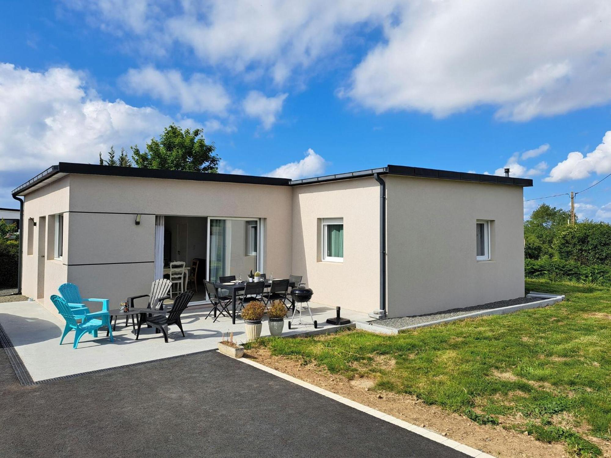 Single Storey Holiday Home In Cléder エクステリア 写真