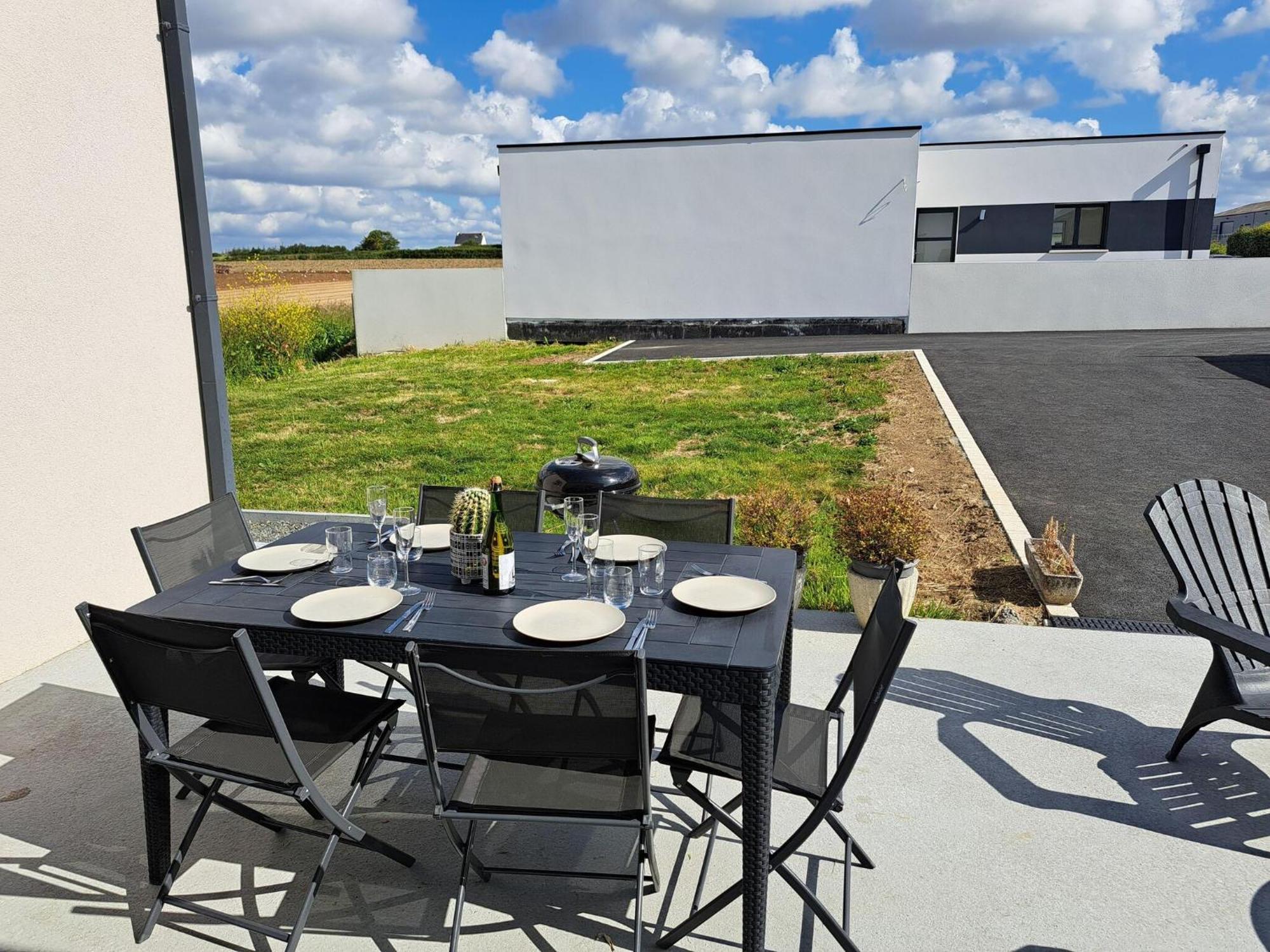 Single Storey Holiday Home In Cléder エクステリア 写真